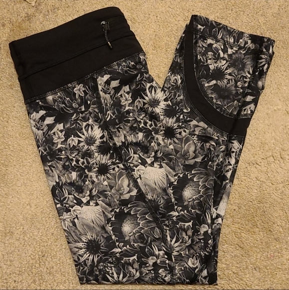 Lululemon Run Inspire Crop II - Size 4 - Picture 3 of 7